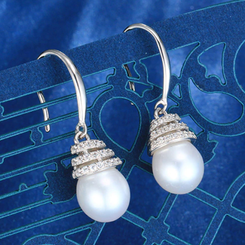 zilveren oorbellen zoetwater parel oorhangers met bling bling spiraal kap S925