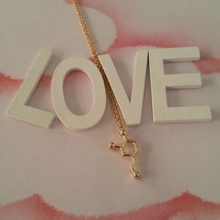 gouden-ketting-dopamine-moleculaire-structuur-love-and-passion
