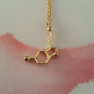 gouden-ketting-serotonin-moleculaire-structuur-happiness-and-satisfaction