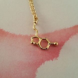 gouden-ketting-serotonin-moleculaire-structuur-happiness-and-satisfaction