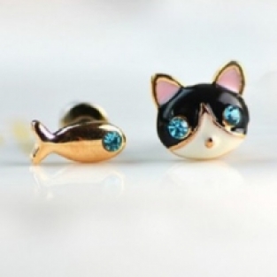 Trendy oorbellen goudkleurige schattige kat en vis