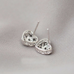 Zilveren oorknopjes holle hartje met vintage patroon S925
